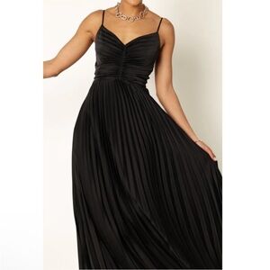 New Petal & Pup Naira Black Pleated Maxi Dress size 4
